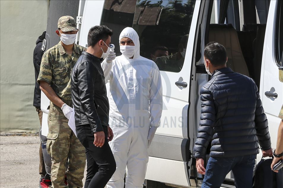 Kovid-19 nedeniyle terhisleri ertelenen askerler ailelerine kavuşmak için yola çıktı