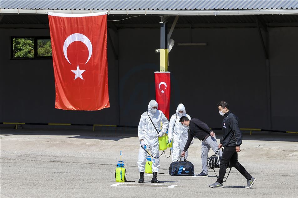 Kovid-19 nedeniyle terhisleri ertelenen askerler ailelerine kavuşmak için yola çıktı