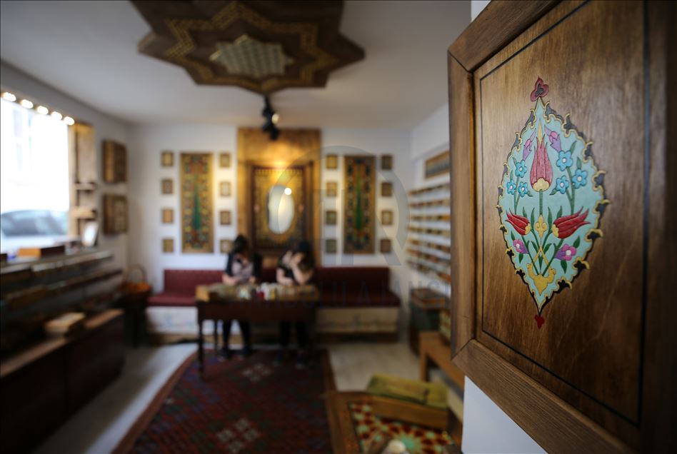 "أدرنة كاري".. فن عثماني تقليدي يأبى الاندثار 
