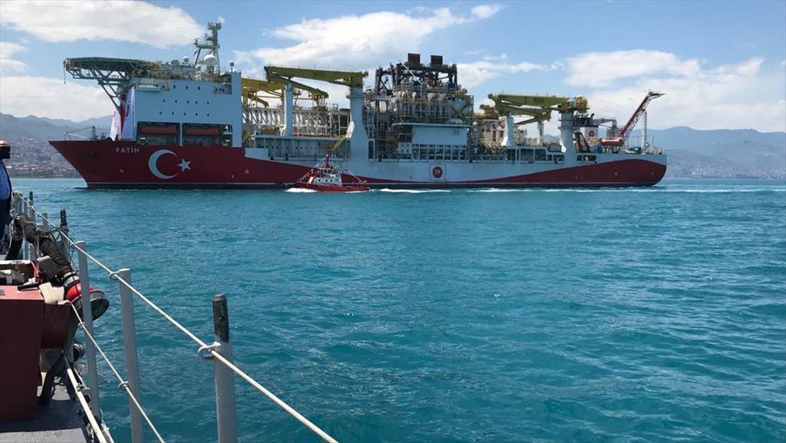 Türkiye'nin ilk yerli sondaj gemisi "Fatih" Trabzon'a geldi