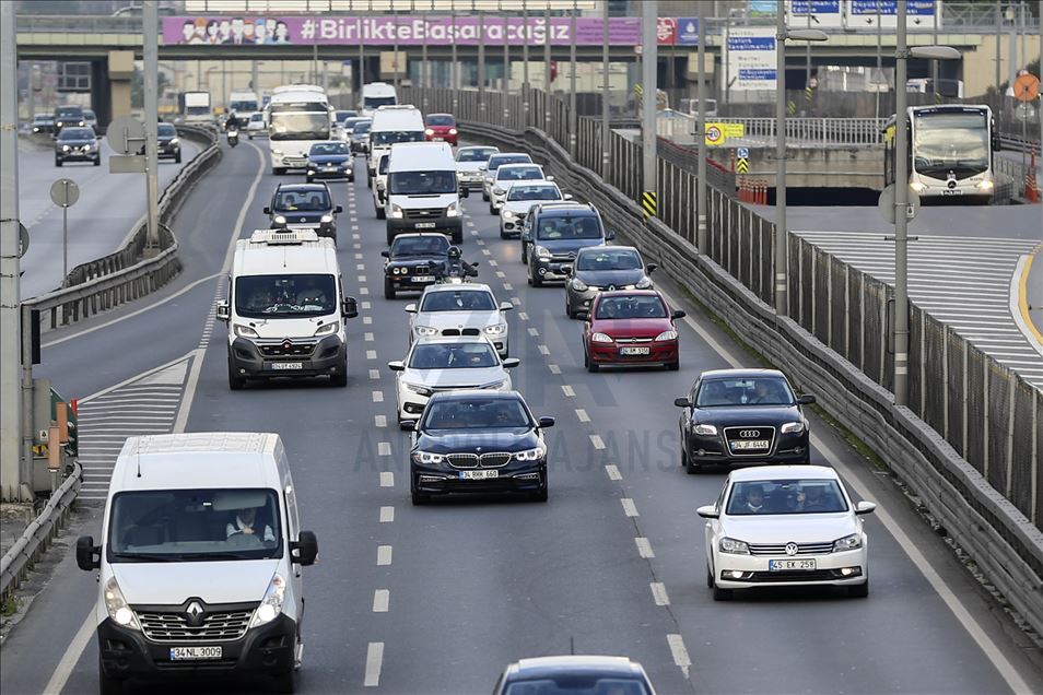 İki günlük kısıtlamanın ardından İstanbul güne hareketli başladı