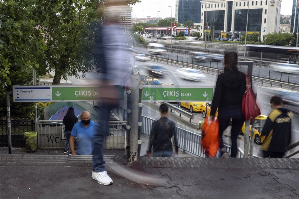 İki günlük kısıtlamanın ardından İstanbul güne hareketli başladı