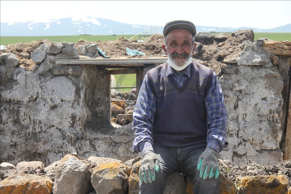 Besiciler çiçeklerle süslenen yaylalarına kavuşuyor
