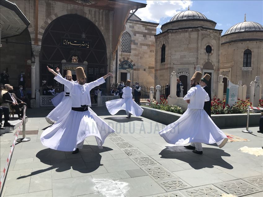Mevlana Müzesi 2,5 ayın ardından sema gösterisiyle ziyarete açıldı