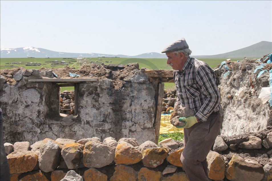 Besiciler çiçeklerle süslenen yaylalarına kavuşuyor