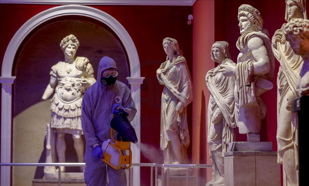 Trabajos de desinfección en el Museo de Antalya
