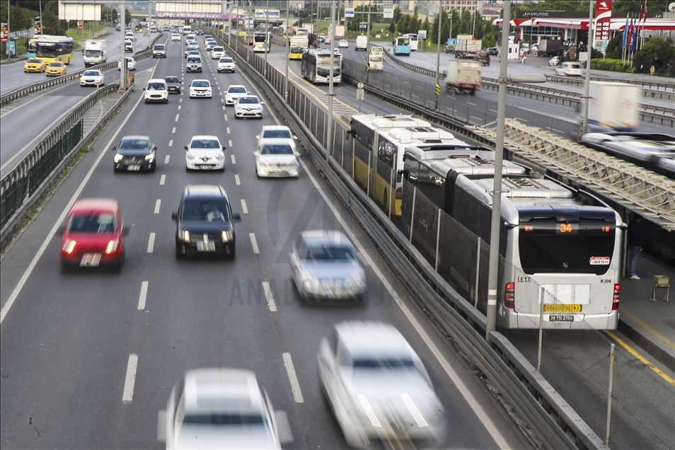 İki günlük kısıtlamanın ardından İstanbul güne hareketli başladı