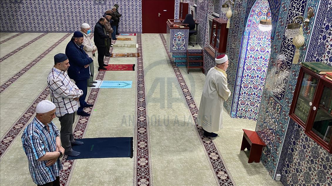 Hollanda'da bazı camiler yeniden ibadete açıldı
