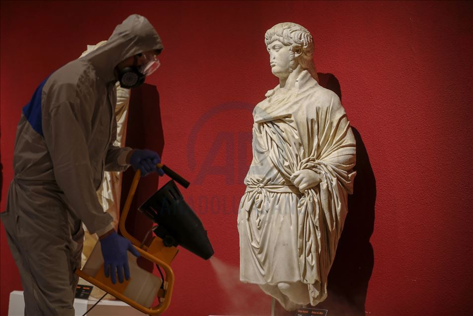 Trabajos de desinfección en el Museo de Antalya
