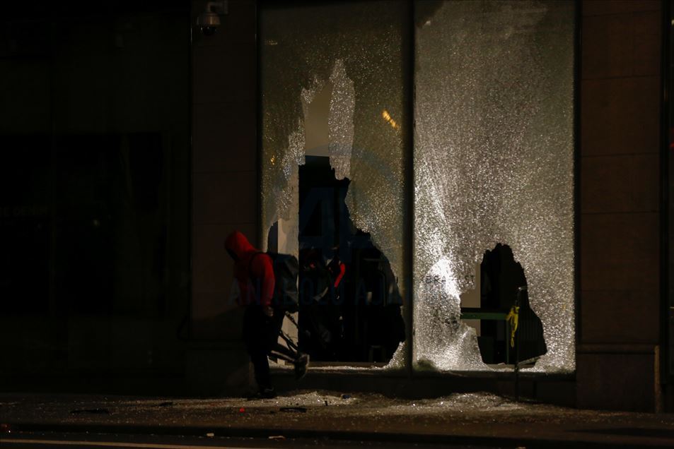 Tiendas saqueadas en la ciudad de New York a pesar del toque de queda por las protestas