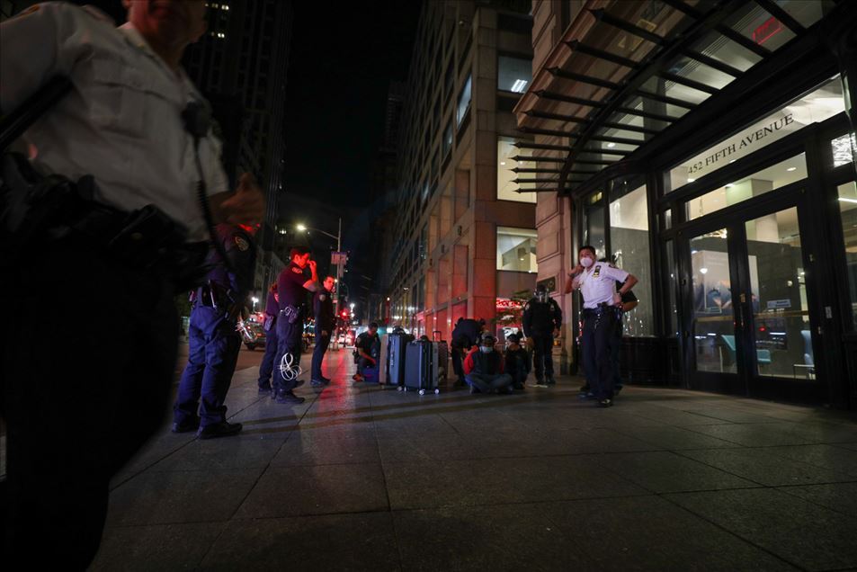 Tiendas saqueadas en la ciudad de New York a pesar del toque de queda por las protestas