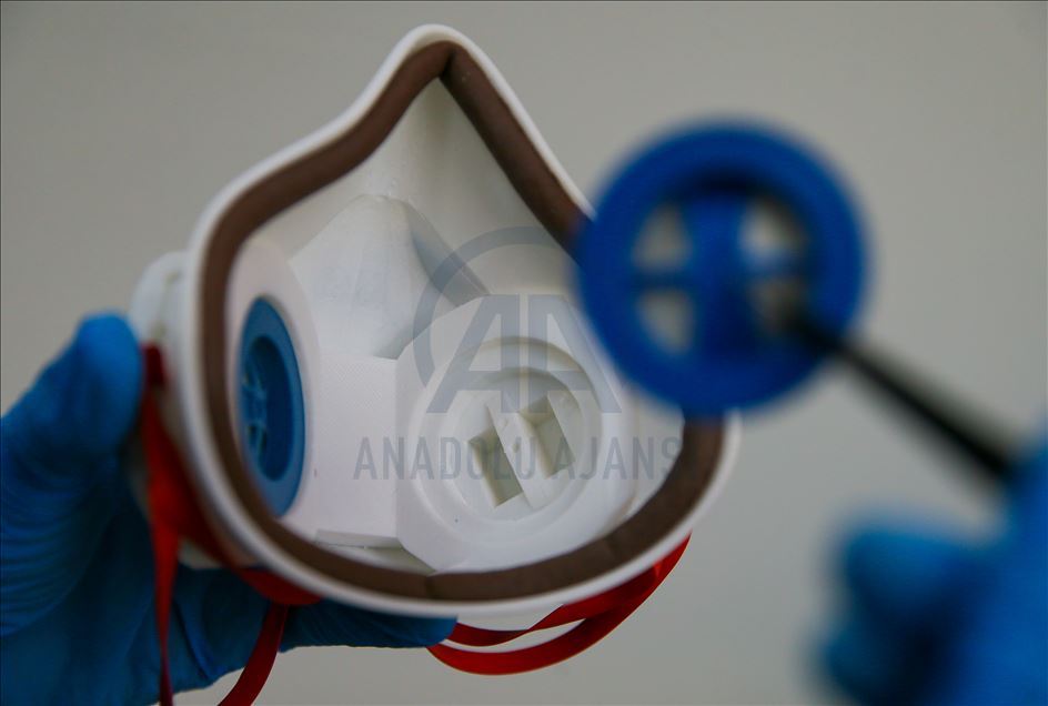 Sağlık çalışanları için kendini temizleyen maske geliştirdiler