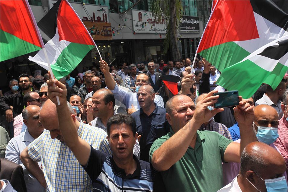 شارك مئات الفلسطينيين، الأربعاء، ف