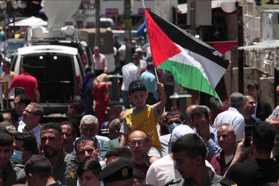 شارك مئات الفلسطينيين، الأربعاء، ف