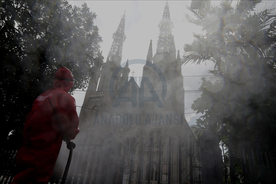 Rumah ibadah di Indonesia didesinfeksi untuk menyambut 'normal baru'