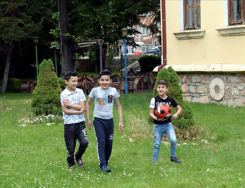 Karadeniz'de 18 yaş altı çocuklar dışarıda olmanın tadını çıkardı