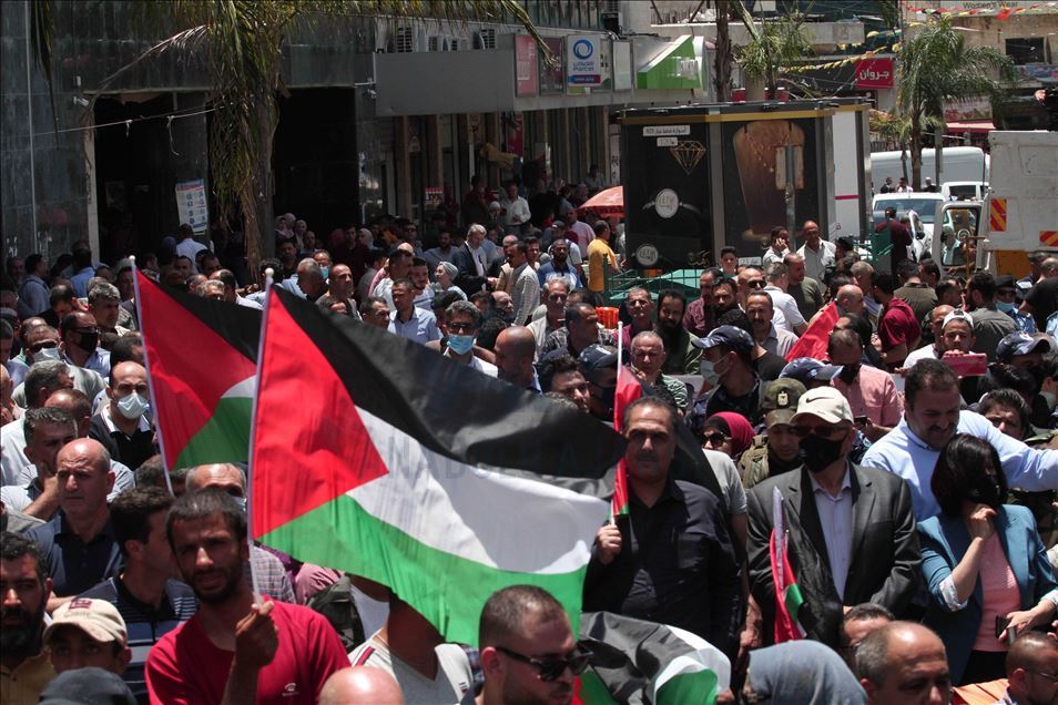 شارك مئات الفلسطينيين، الأربعاء، ف