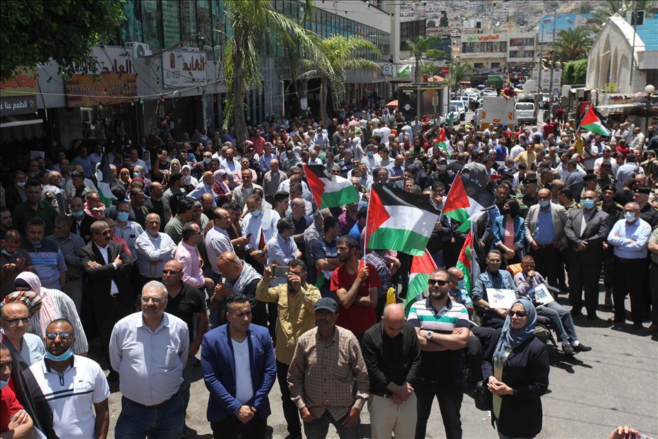 شارك مئات الفلسطينيين، الأربعاء، ف