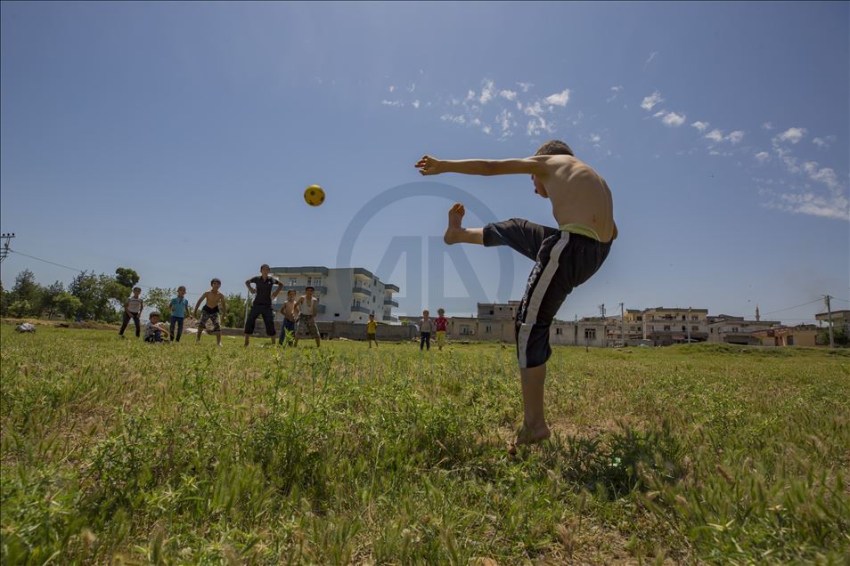 Çıplak ayakla futbol keyfi
