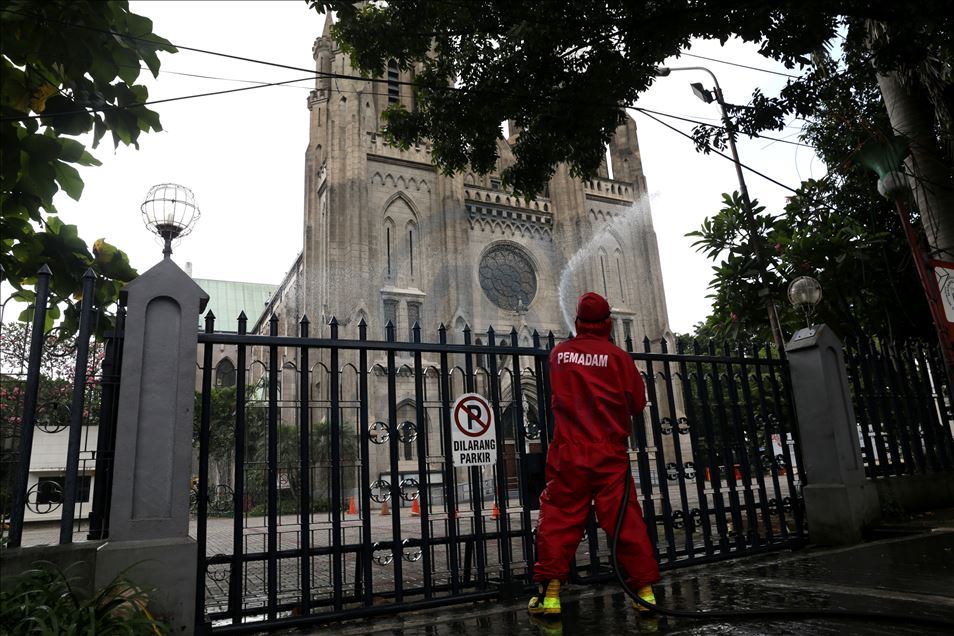 Rumah ibadah di Indonesia didesinfeksi untuk menyambut 'normal baru'