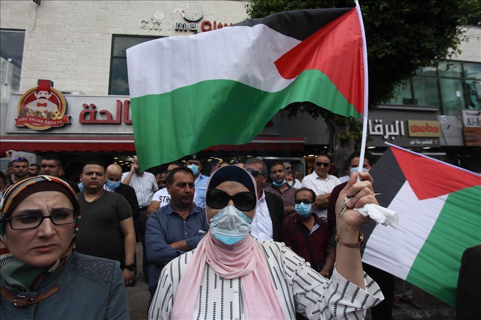 شارك مئات الفلسطينيين، الأربعاء، ف