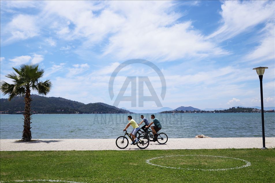 Antalya, Muğla, Isparta ve Burdur'da çocuklar güneşli havanın tadını çıkardı