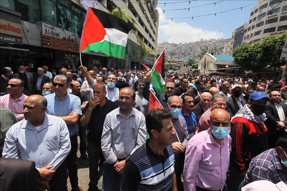شارك مئات الفلسطينيين، الأربعاء، ف