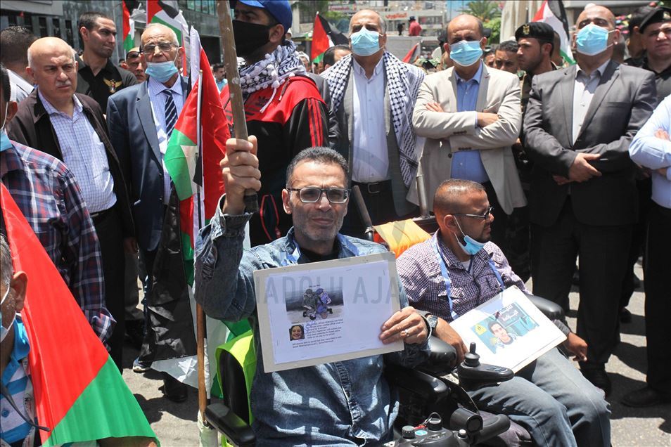 شارك مئات الفلسطينيين، الأربعاء، ف
