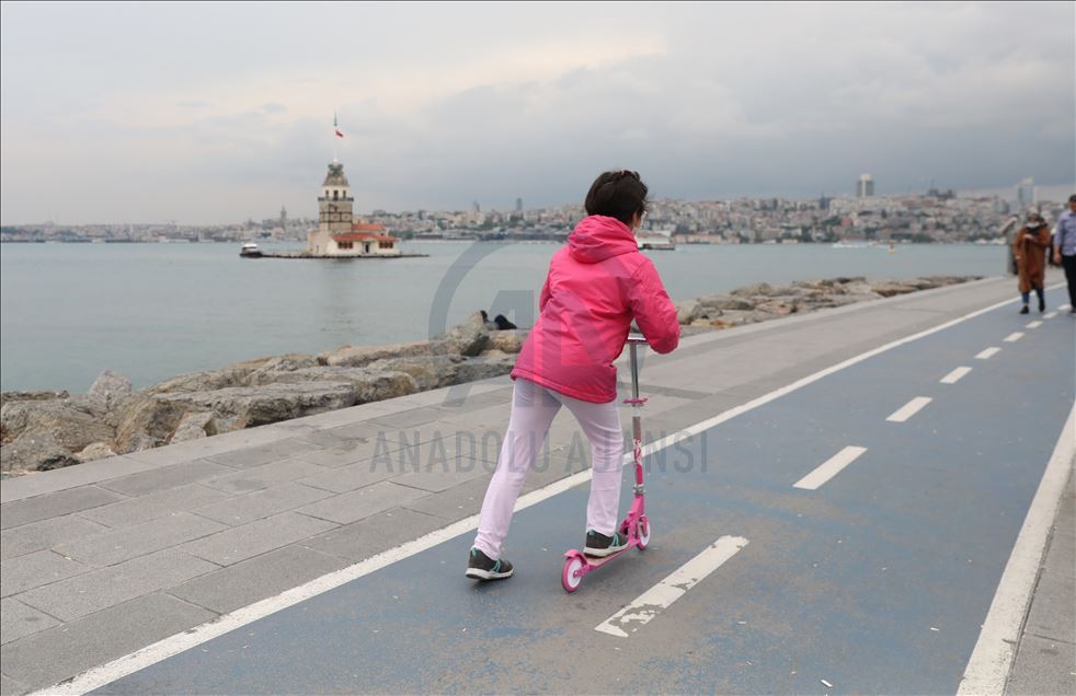 İstanbul'da, gençler ve çocuklar yeniden sokağa çıktı