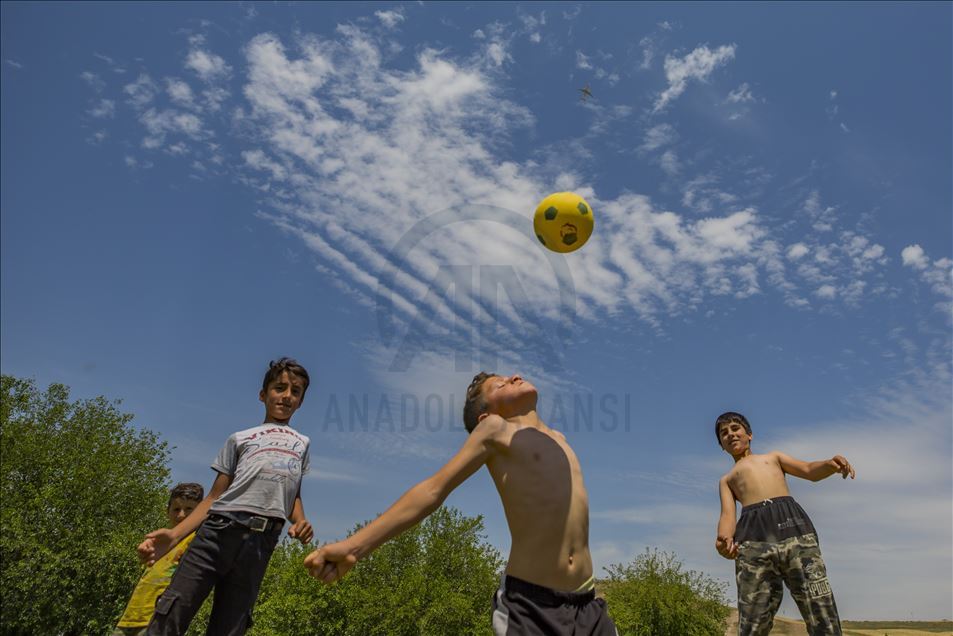 Çıplak ayakla futbol keyfi