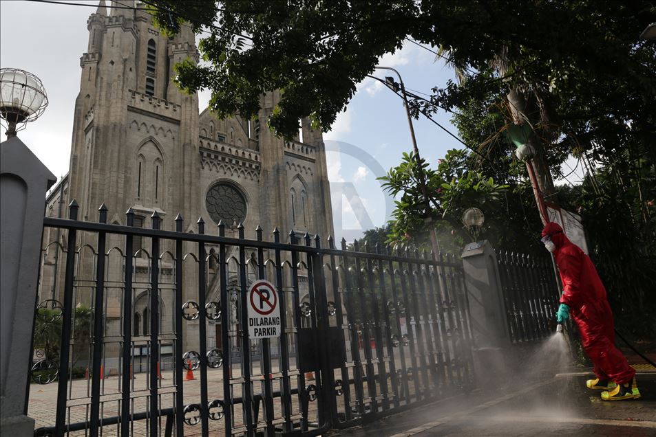 Rumah ibadah di Indonesia didesinfeksi untuk menyambut 'normal baru'