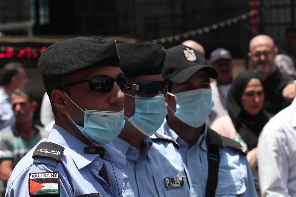 شارك مئات الفلسطينيين، الأربعاء، ف
