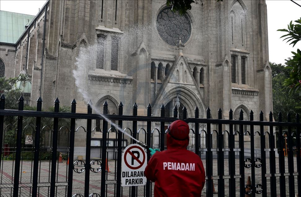 Rumah ibadah di Indonesia didesinfeksi untuk menyambut 'normal baru'