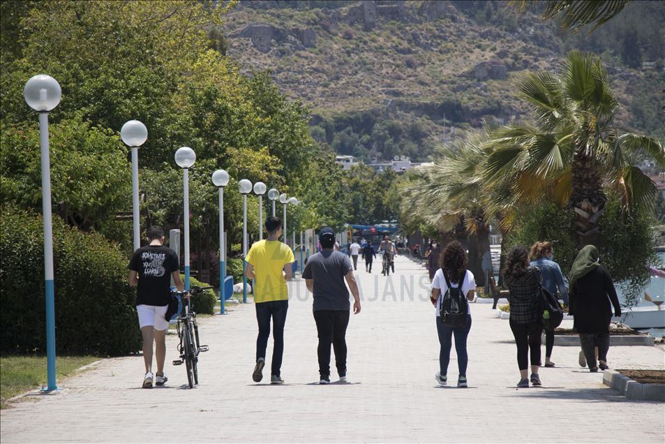 Antalya, Muğla, Isparta ve Burdur'da çocuklar güneşli havanın tadını çıkardı