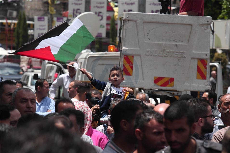 شارك مئات الفلسطينيين، الأربعاء، ف