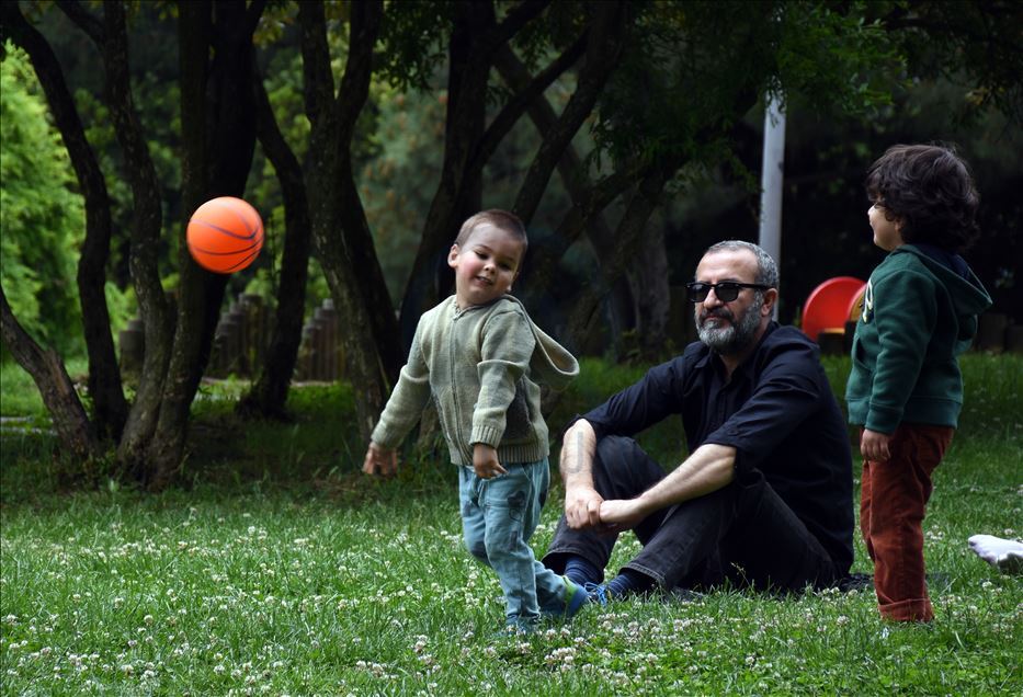 İstanbul'da 18 yaş altı çocuklar parklarda eğlendi