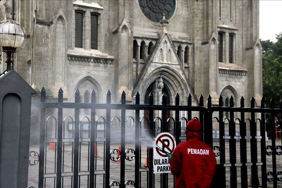 Rumah ibadah di Indonesia didesinfeksi untuk menyambut 'normal baru'