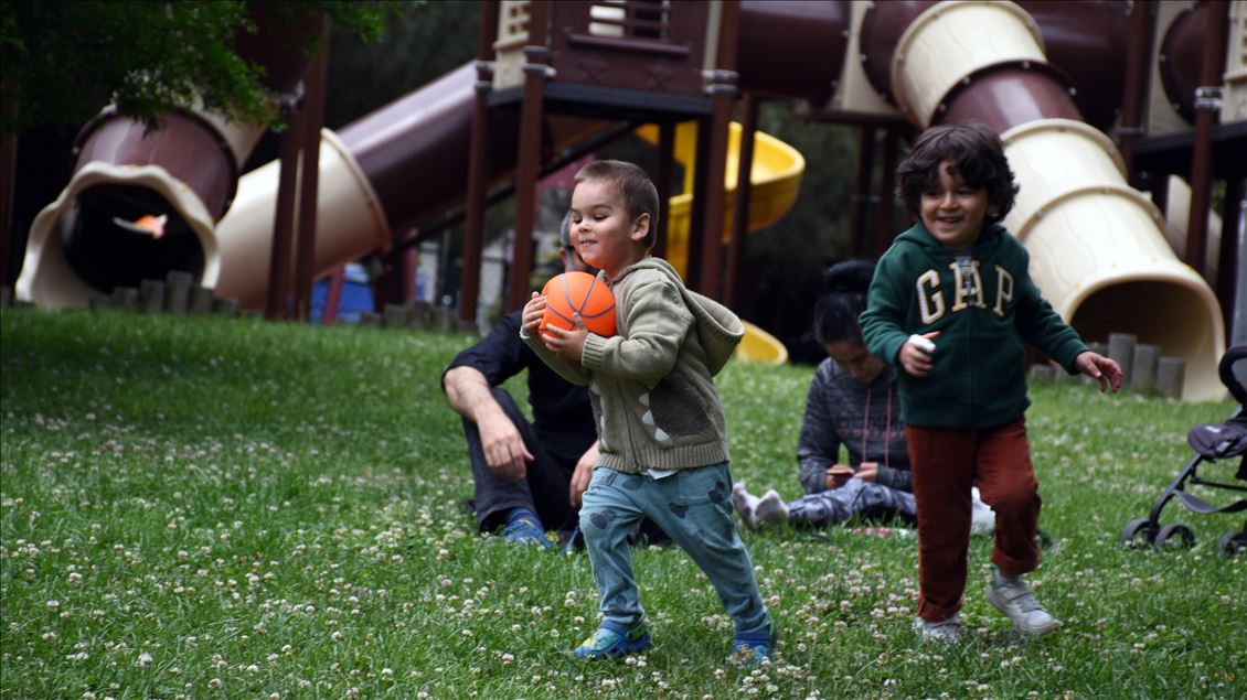 İstanbul'da 18 yaş altı çocuklar parklarda eğlendi