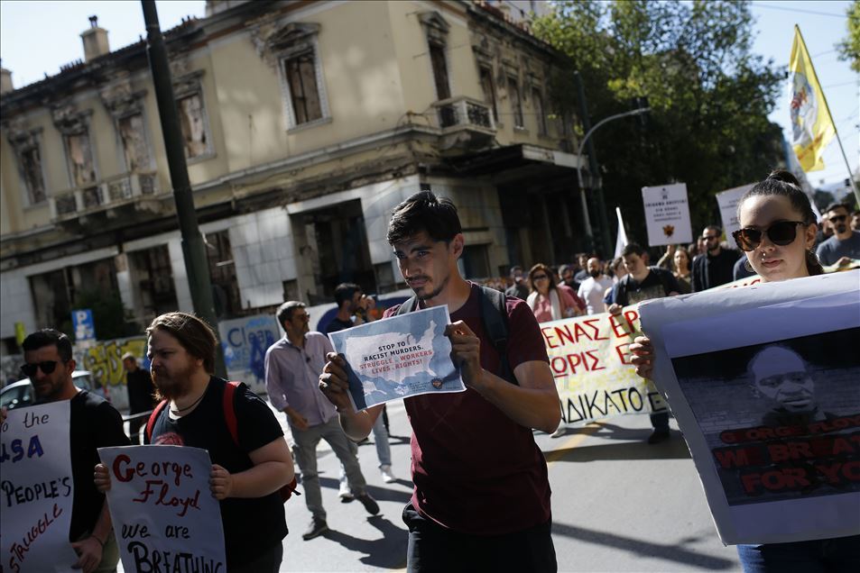 Yunanistan'da göstericiler Turizm Bakanlığı binasına zorla girdi
