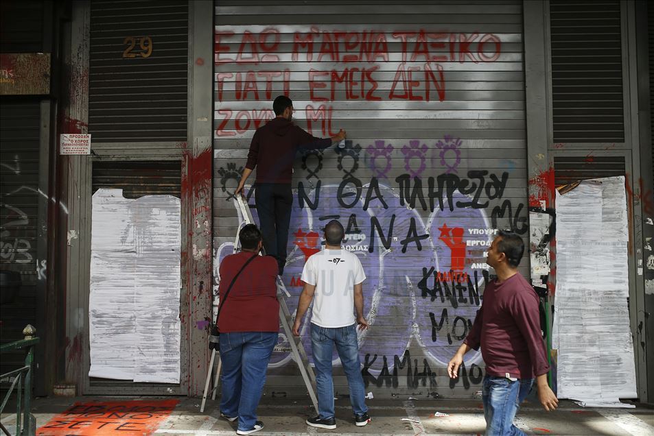 Yunanistan'da göstericiler Turizm Bakanlığı binasına zorla girdi
