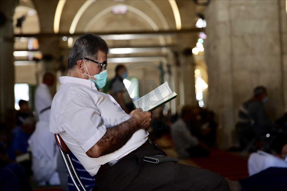 أدى عشرات الآلاف من الفلسطينيين، ص