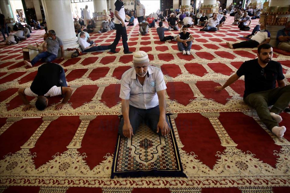 أدى عشرات الآلاف من الفلسطينيين، ص