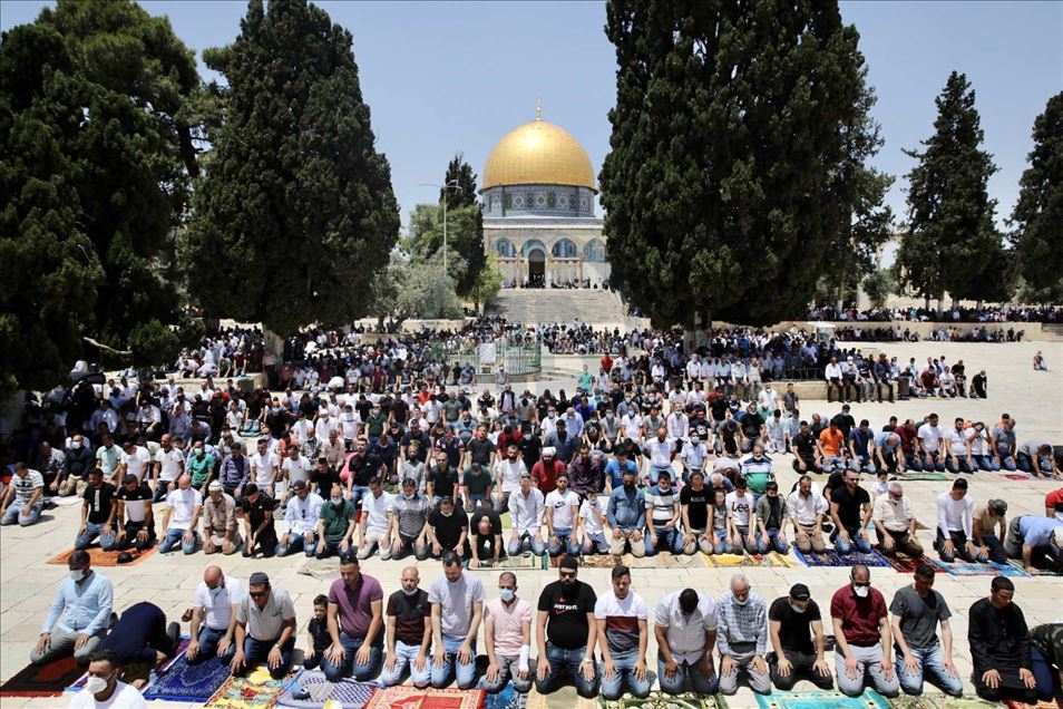 أدى عشرات الآلاف من الفلسطينيين، ص
