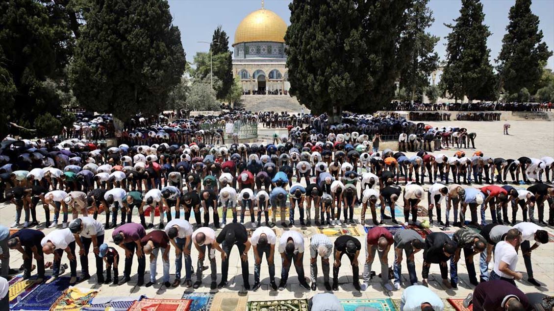 أدى عشرات الآلاف من الفلسطينيين، ص