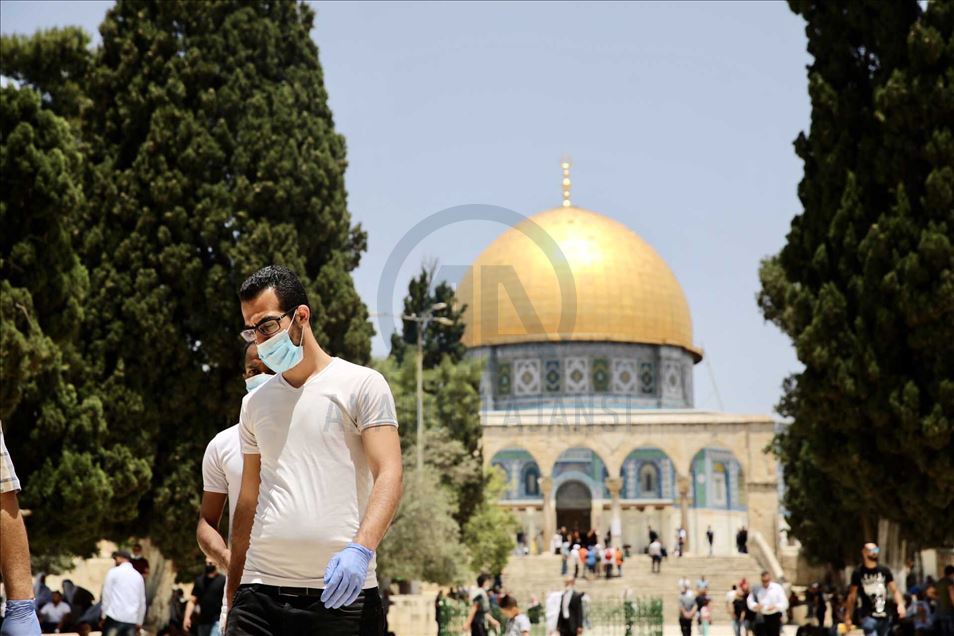 أدى عشرات الآلاف من الفلسطينيين، ص