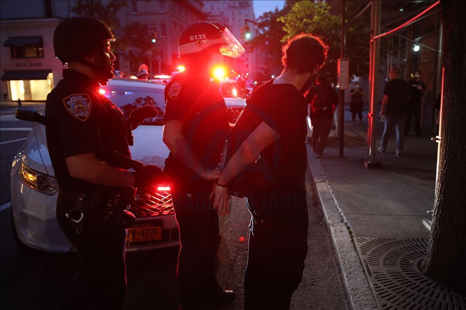 New York'ta sokağa çıkma yasağına uymayan göstericiler gözaltına alındı
 