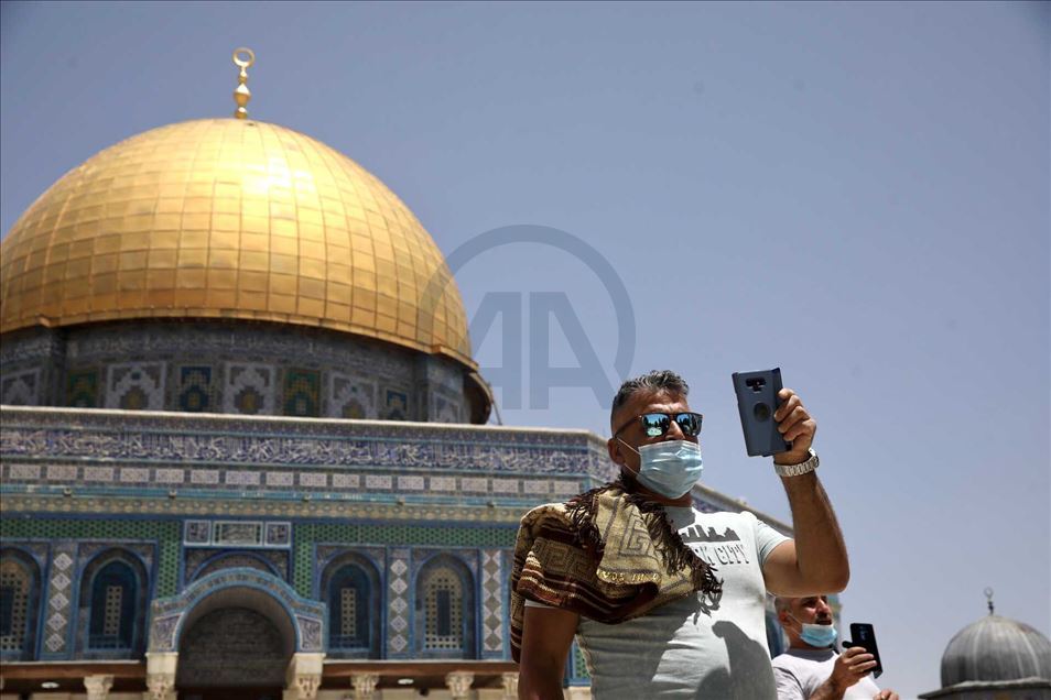 أدى عشرات الآلاف من الفلسطينيين، ص