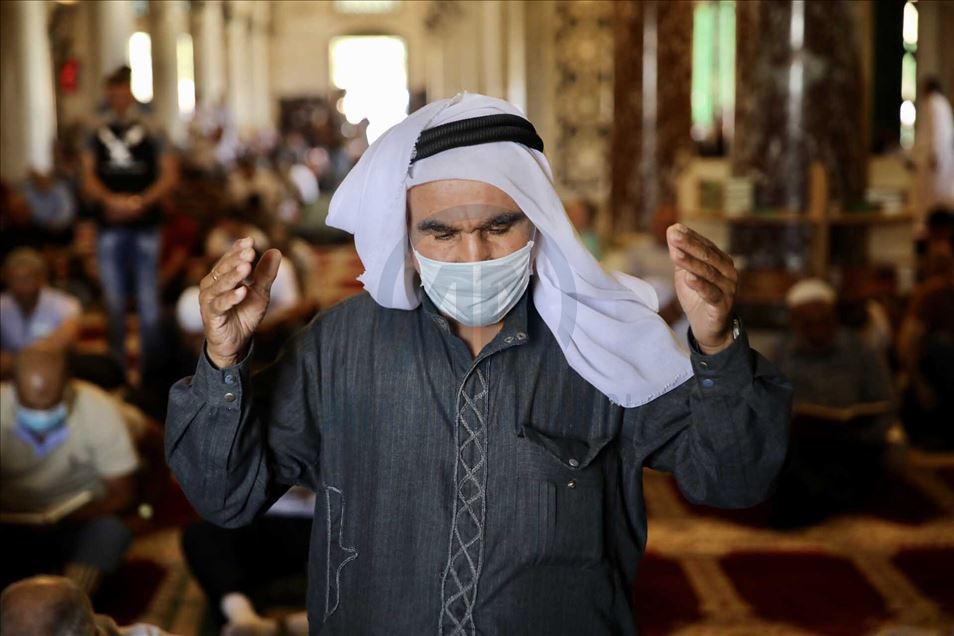 أدى عشرات الآلاف من الفلسطينيين، ص