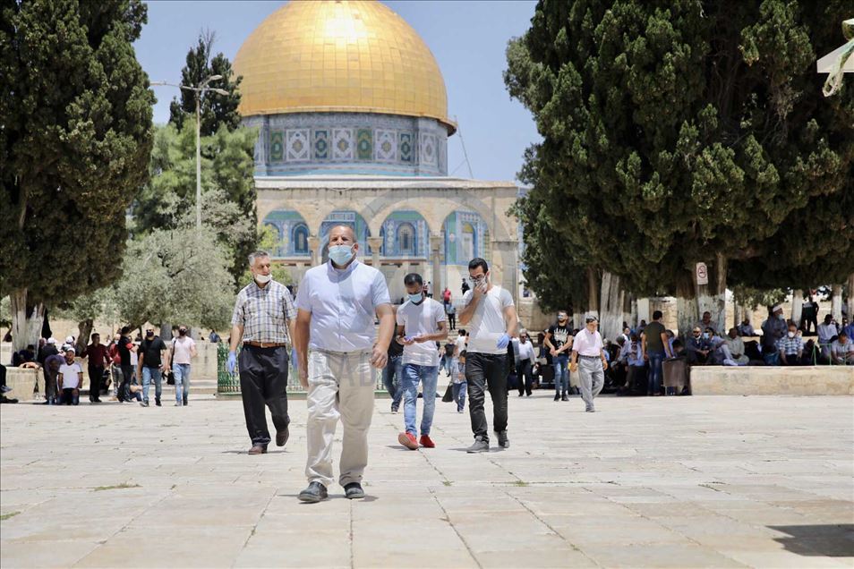 أدى عشرات الآلاف من الفلسطينيين، ص