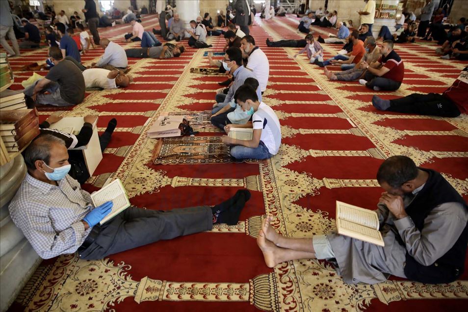 أدى عشرات الآلاف من الفلسطينيين، ص